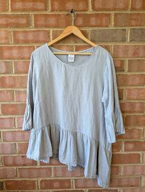 Match Point 100% Linen Light Gray Ruffle Asymmetrical Top Size Small 3/4 Sleeve